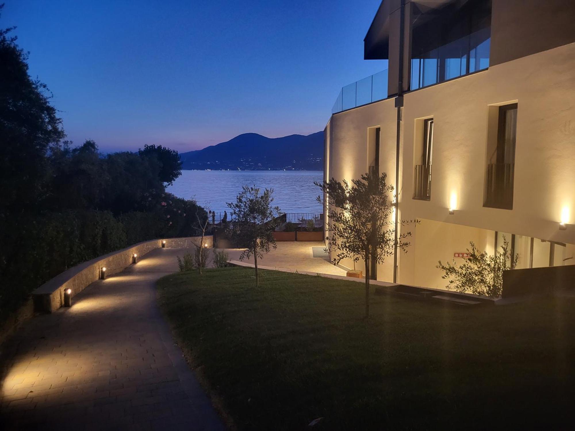Attilio High Living Suites - Adults Only Torri Del Benaco Exterior photo