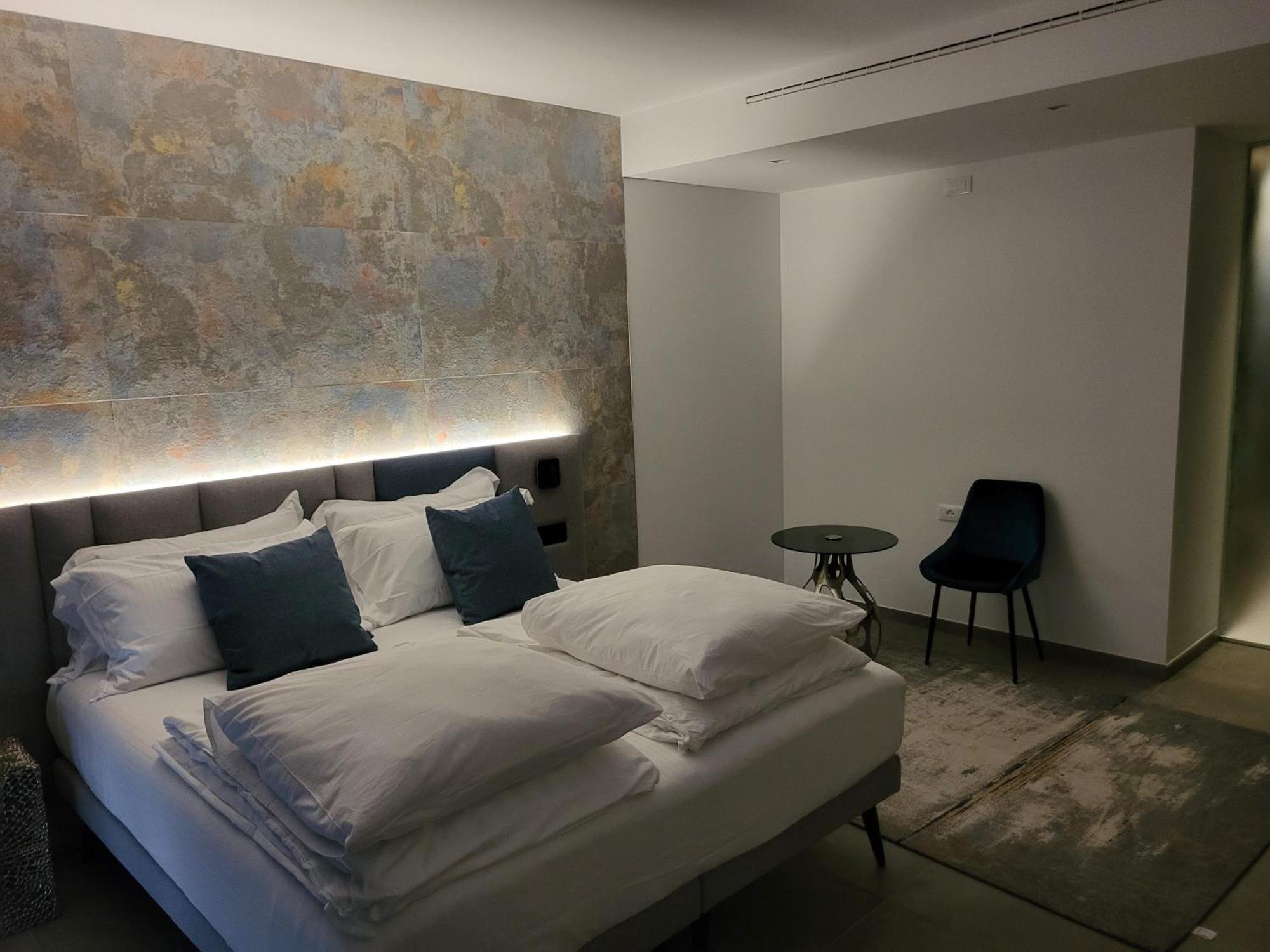 Attilio High Living Suites - Adults Only Torri Del Benaco Room photo