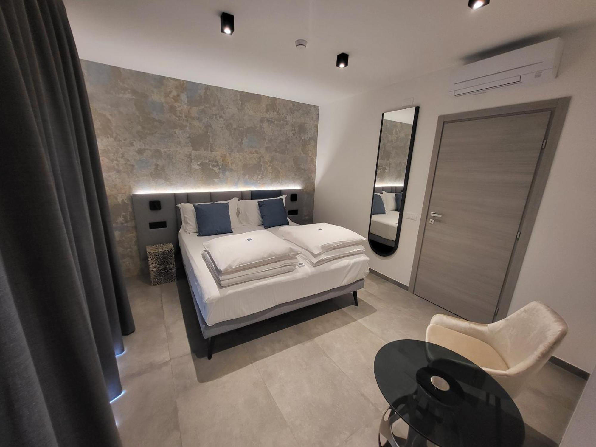 Attilio High Living Suites - Adults Only Torri Del Benaco Room photo