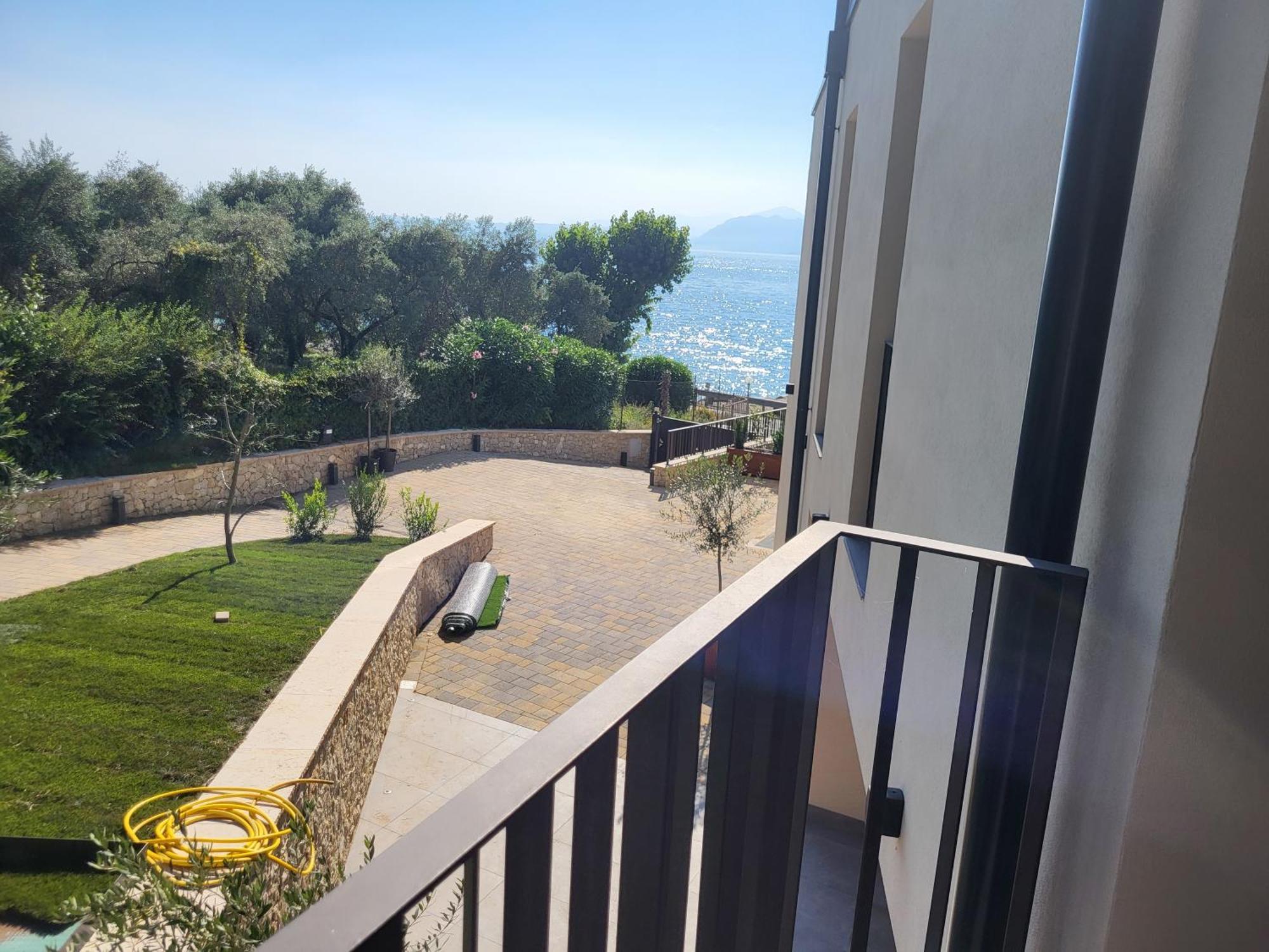 Attilio High Living Suites - Adults Only Torri Del Benaco Exterior photo
