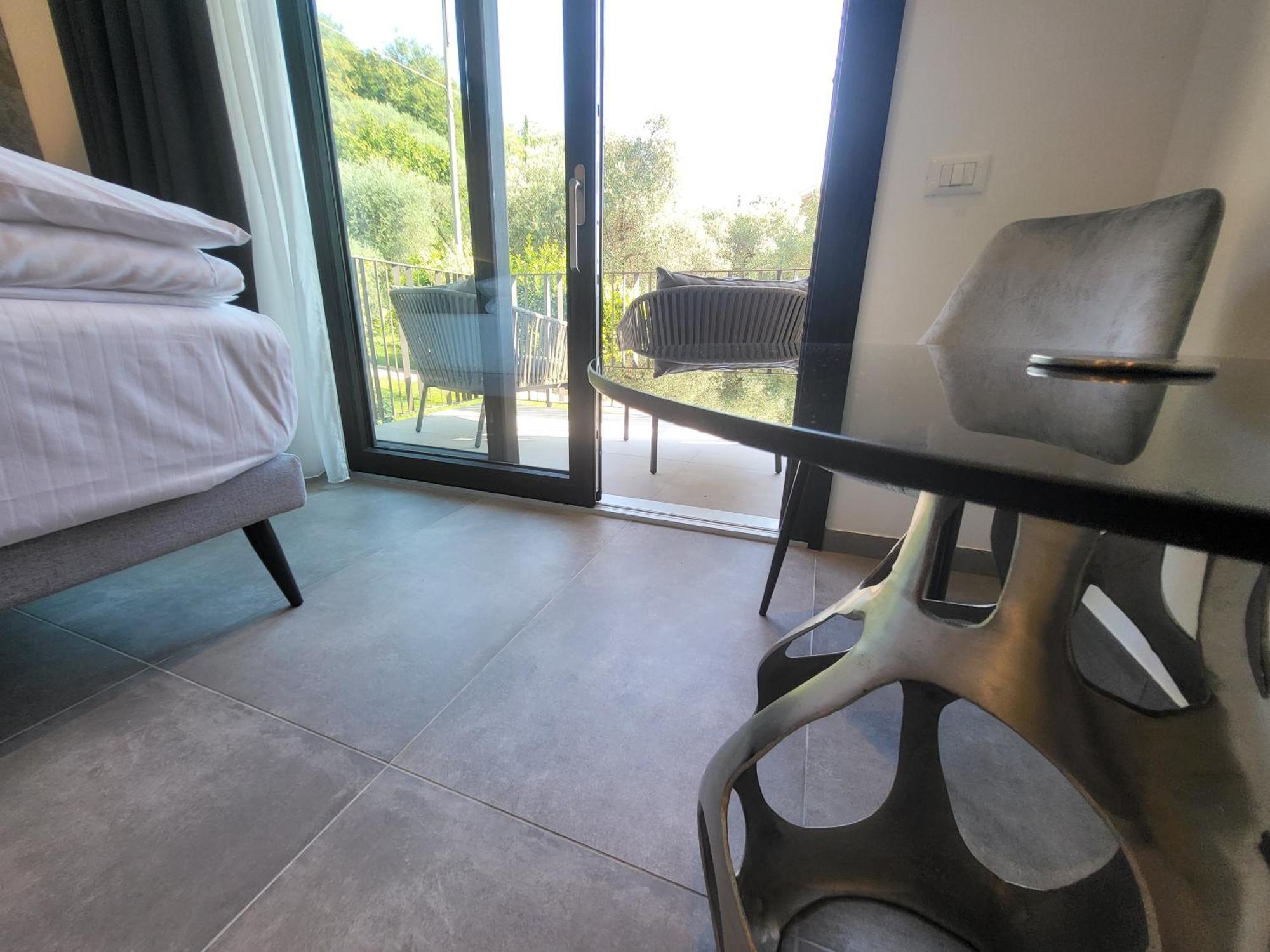 Attilio High Living Suites - Adults Only Torri Del Benaco Room photo